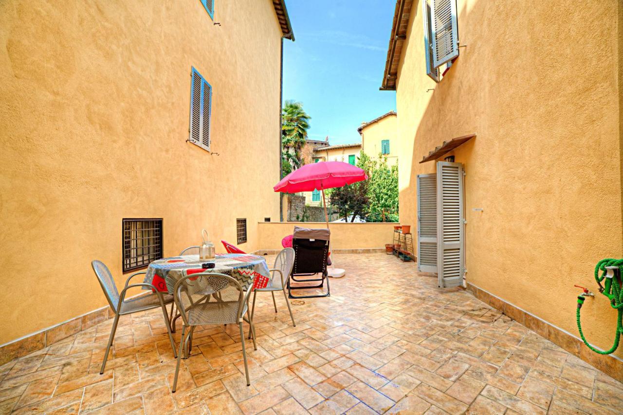 Alfio'S Apartment In Siena Exterior photo